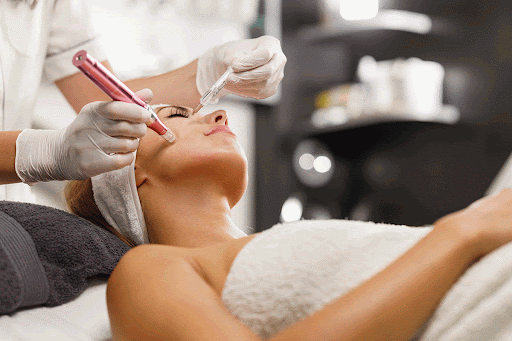 Microneedling mit Derma-Pen und Dermaroll